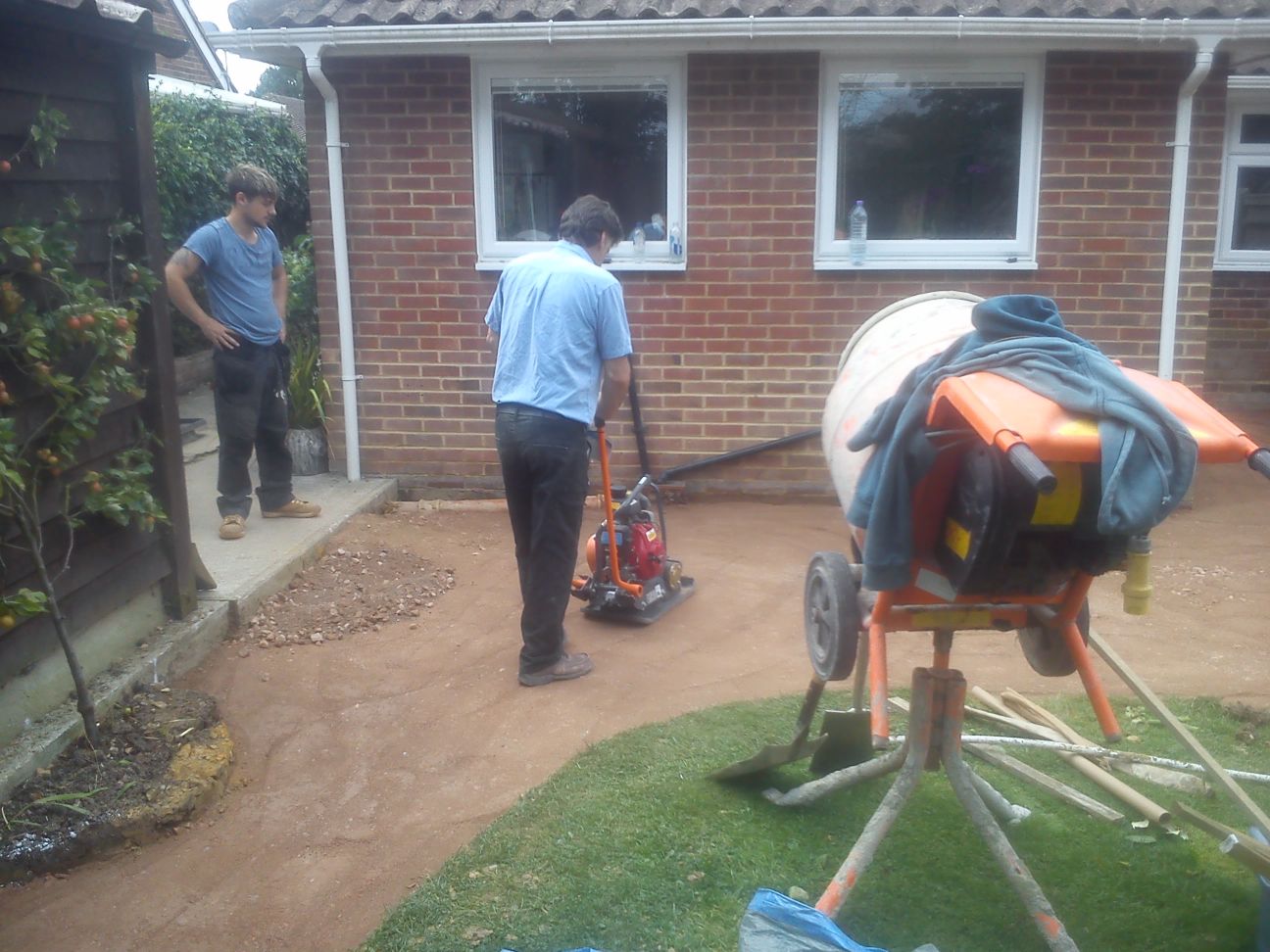 Levelling and compacting before paving